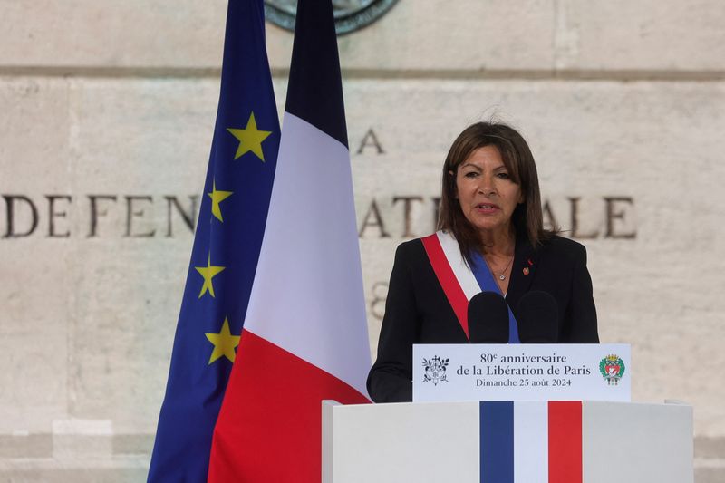 &copy; Reuters. FILE PHOTO: Paris Mayor Anne Hidalgo delivers a speech during a ceremony commemorating the 80th anniversary of the Liberation of Paris next to the Denfert Rochereau Square in Paris, France, August 25, 2024. Teresa Suarez/Pool via REUTERS/File photo