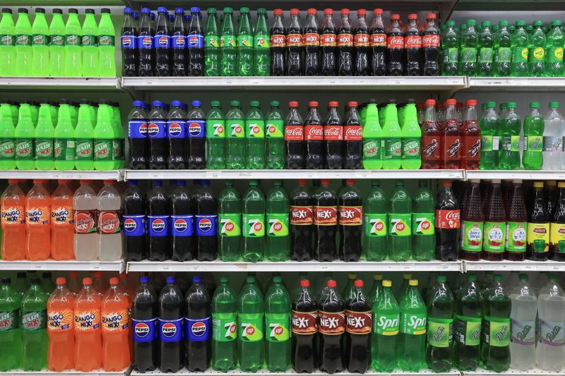 &copy; Reuters. FILE PHOTO: Soft drinks on display at a shopping mall in Karachi, Pakistan September 2, 2024. REUTERS/Akhtar Soomro/File Photo