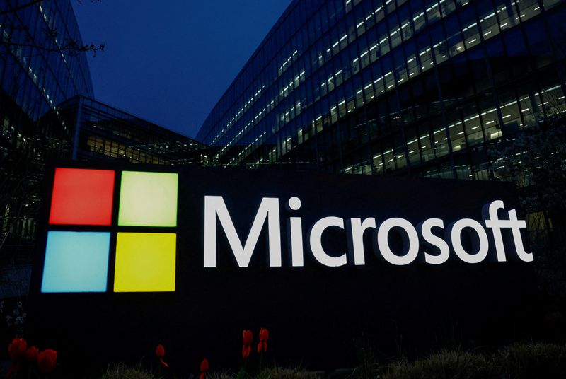 © Reuters. FILE PHOTO: A view shows a Microsoft logo at Microsoft offices in Issy-les-Moulineaux near Paris, France, March 25, 2024. REUTERS/Gonzalo Fuentes/File Photo