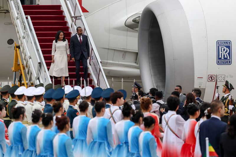 © Reuters. Ethiopian Prime Minister Abiy Ahmed (R) arrives at the Beijing Capital International Airport, ahead of the 2024 Summit of the Forum on China-Africa Cooperation (FOCAC) in Beijing, China, 04 September 2024. WU HAO/Pool via REUTERS