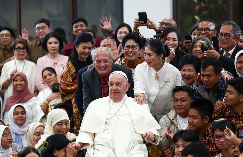 © Reuters. Pope Francis meets with young people of Scholas Occurrentes at the Youth Centre Grha Pemuda in Jakarta, Indonesia, September 4, 2024. REUTERS/Guglielmo Mangiapane