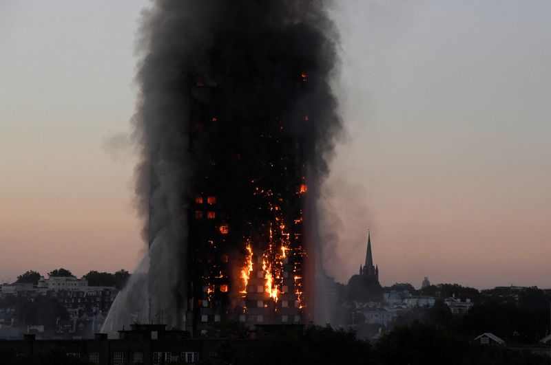 © Reuters. FILE PHOTO: The Grenfell Tower residential building is seen on fire in London, Britain, June 14, 2017. REUTERS/Toby Melville/File Photo