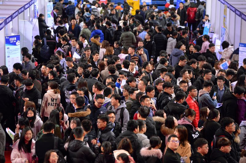 &copy; Reuters. Estudantes em feira de empregos para graduados em universidade em Shenyangn 21/3/2019   REUTERS/Stringer