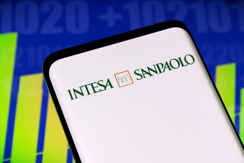 &copy; Reuters. Il logo della banca Intesa Sanpaolo e il grafico del titolo sono mostrati in questa illustrazione scattata il 3 maggio 2022. REUTERS/Dado Ruvic/Illustration