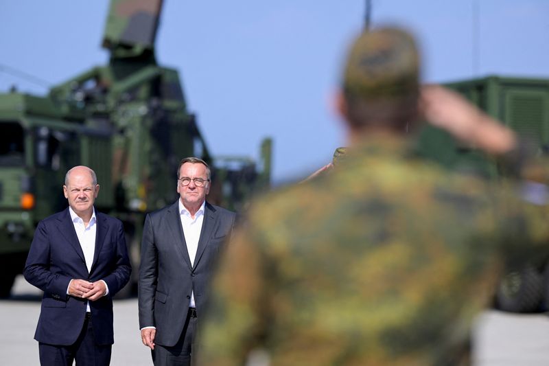 © Reuters. German Chancellor Olaf Scholz and Defence Minister Boris Pistorius take part in the commissioning of the IRIS-T SLM air defence system at the German army Bundeswehr barracks Todendorf in Panker, Germany September 4, 2024. REUTERS/Fabian Bimmer