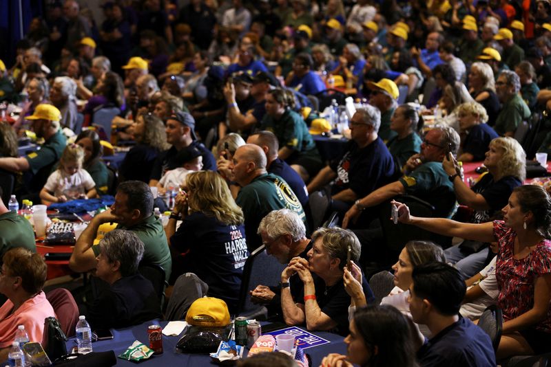 © Reuters. FILE PHOTO: Supporters attend a Labor Day campaign event with U.S. President Joe Biden and Democratic presidential nominee and U.S. Vice President Kamala Harris at IBEW Local Union 5 in Pittsburgh, Pennsylvania, U.S., September 2, 2024. REUTERS/Quinn Glabicki/File Photo