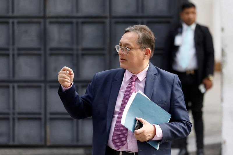 © Reuters. Jose Vicente Haro, lawyer of Venezuelan opposition leader Edmundo Gonzalez, arrives at the Attorney General's office after a court had issued an arrest warrant for Gonzalez, accusing him of conspiracy and other crimes, in Caracas, Venezuela September 4, 2024. REUTERS/Leonardo Fernandez Viloria