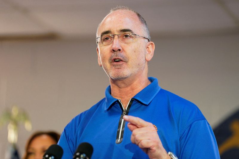 © Reuters. FILE PHOTO: United Auto Workers (UAW) President Shawn Fain speaks during a campaign event for U.S. Vice President and Democratic presidential candidate Kamala Harris and Democratic vice presidential candidate, Minnesota Governor Tim Walz, at the United Auto Workers (UAW) Local 900 in Wayne, Michigan, U.S., August 8, 2024. REUTERS/Elizabeth Frantz/File Photo