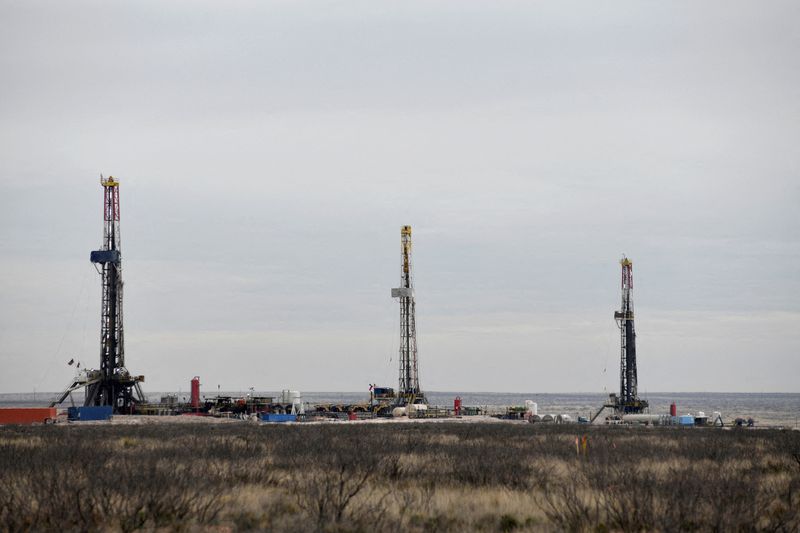 ©Reuters. FILE PHOTO: Drilling rigs operate in the oil and natural gas production area of ​​the Permian Basin in Lea County, New Mexico, U.S., February 10, 2019. REUTERS/Nick Oxford/File Photo