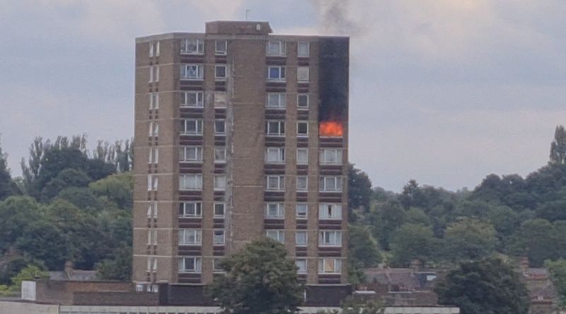 © Reuters. Flames and smoke rise from the window of a residential tower block in London, Britain, September 4, 2024, in this screengrab from a video obtained from social media. @m_elonhead/X/via REUTERS