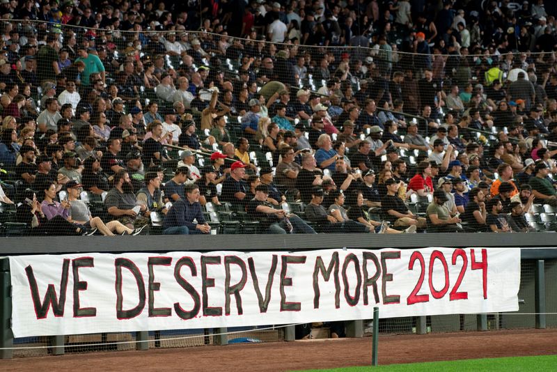 &copy; Reuters. FILE PHOTO: Boeing workers listen to union leaders speak as Boeing's Washington state factory workers vote on whether to give their union a strike mandate as they seek big salary gains from their first contract in 16 years, at T-Mobile Park in Seattle, Wa