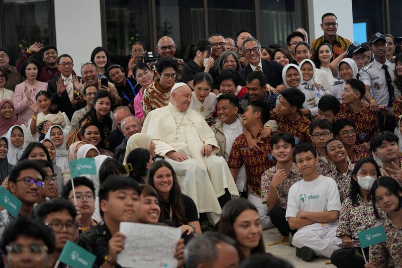 © Reuters. Pope Francis interacts with the young people of Scholas Occurrentes at Graha Pemuda Youth Center in Jakarta, Indonesia, Wednesday, Sept. 4, 2024.     Tatan Syuflana/Pool via REUTERS