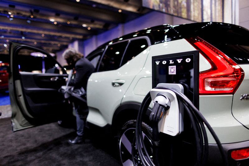 &copy; Reuters. Carregador de veículo elétrico ao lado de carro da Volvo em feira de Toronto, no Canadán15/02/2024nREUTERS/Cole Burston