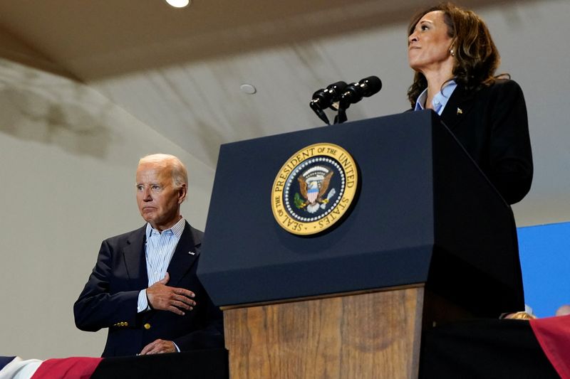 &copy; Reuters. FILE PHOTO: U.S. President Joe Biden looks on during a Labor Day campaign event with Democratic presidential nominee and U.S. Vice President Kamala Harris, at IBEW Local Union #5 in Pittsburgh, Pennsylvania, U.S., September 2, 2024. REUTERS/Elizabeth Fran