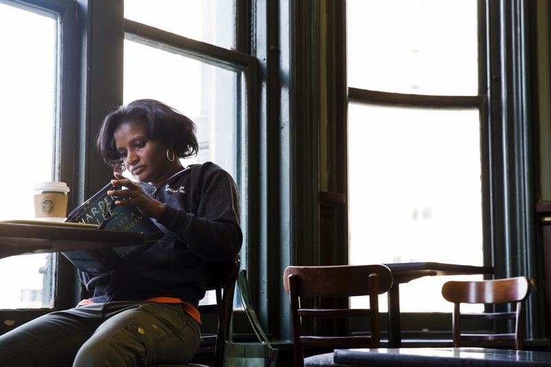 &copy; Reuters. FILE PHOTO: A customer reads a book in New York, July 14, 2015. REUTERS/Lucas Jackson/File photo