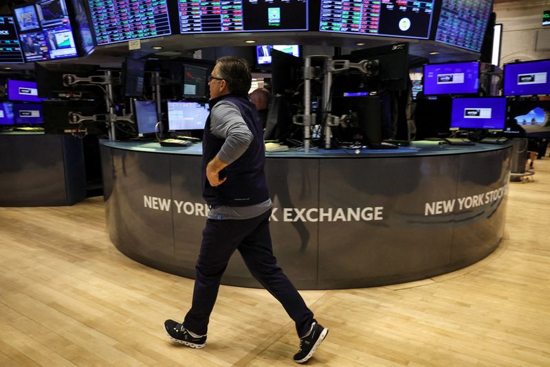 © Reuters. FILE PHOTO: A trader works on the floor at the New York Stock Exchange (NYSE) in New York City, U.S., February 28, 2024.  REUTERS/Brendan McDermid/File Photo