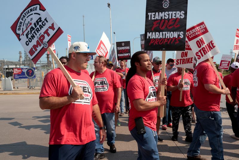 © Reuters. Workers on strike at Marathon Petroleum's (MPC.N) Detroit refinery walk the picket line in Detroit, Michigan, U.S., September 4, 2024.  REUTERS/Rebecca Cook