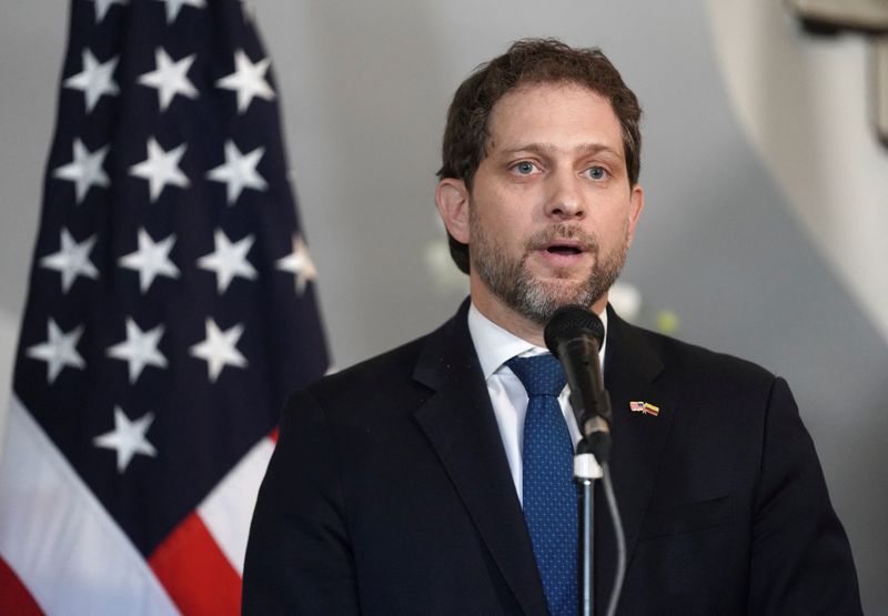 © Reuters. FILE PHOTO: U.S. Deputy National Security advisor Jonathan Finer and Colombia's President-elect Gustavo Petro (not pictured) address the media after a meeting, in Bogota, Colombia July 22, 2022.   REUTERS/Nathalia Angarita/File Photo