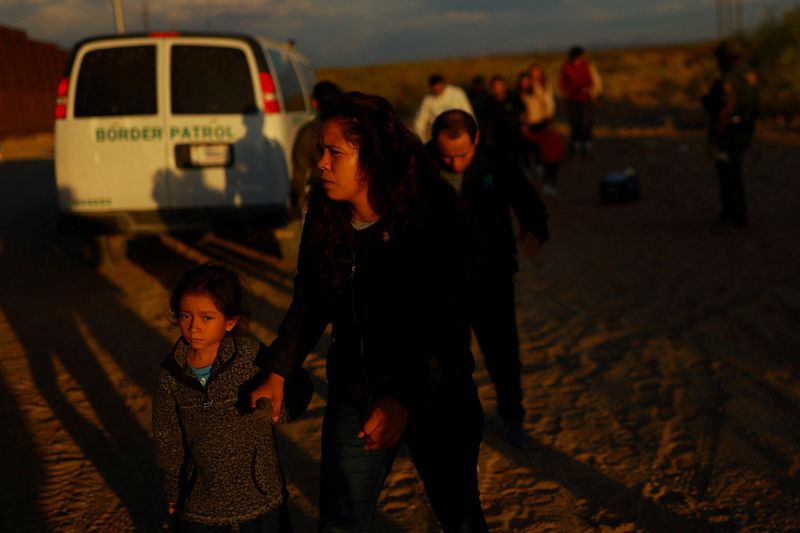 © Reuters. FILE PHOTO: Migrants are detained by U.S. Border Patrol agents after crossing into the United States from Mexico, in Sunland Park, New Mexico, U.S. August 2, 2024. REUTERS/Jose Luis Gonzalez/File Photo