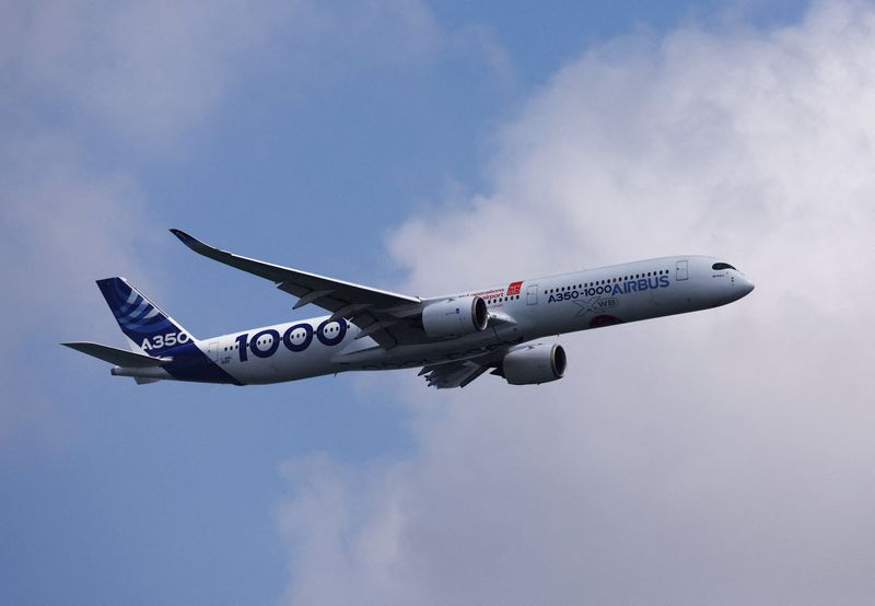 © Reuters. FILE PHOTO: An Airbus A350-1000 flies during an aerial flying display ahead of the Singapore Airshow at Changi Exhibition Centre in Singapore, February 18, 2024. REUTERS/Edgar Su/File Photo