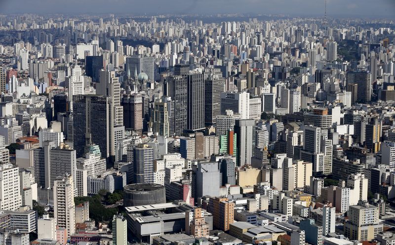 © Reuters. FILE PHOTO: A general view of the Sao Paulo skyline April 2, 2015. REUTERS/Paulo Whitaker/File Photo