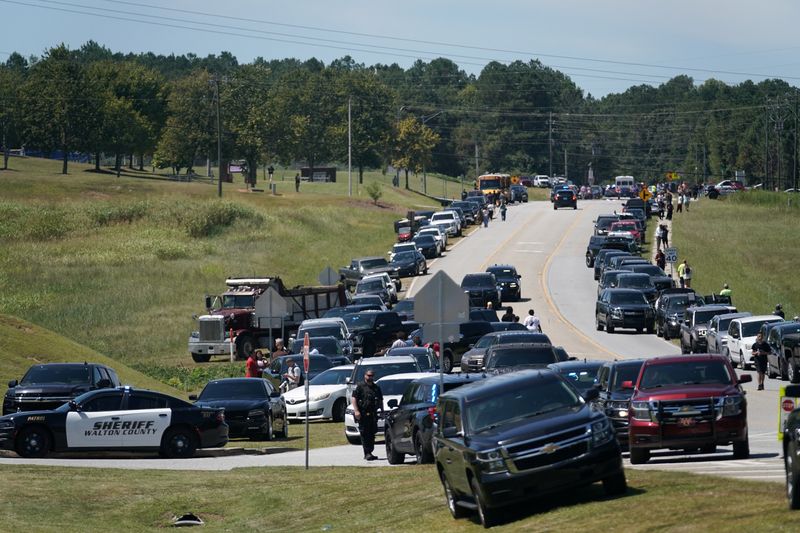 © Reuters. Carros estacionados nas margens de uma via enquanto agentes de segurança atuam na Apalachee High School em Winder, Estado da Georgia
04/09/2024
REUTERS/Elijah Nouvelage