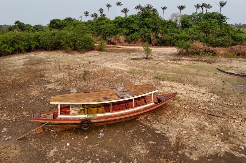 &copy; Reuters. Barco encalhado devido à seca que afeta o rio Negro, maior afluente esquerdo do rio Amazonas, no distrito de Cacau Pirera, em Iranduba, estado do Amazonasn02/09/2024nREUTERS/Bruno Kelly