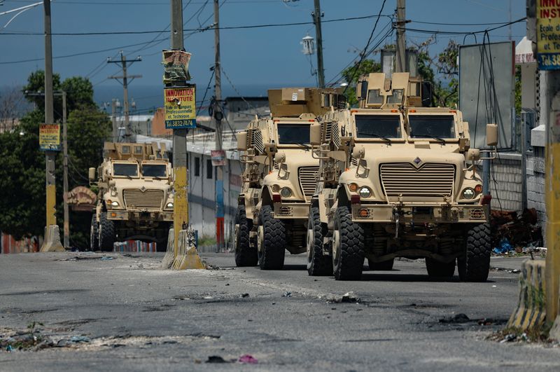 © Reuters. Kenyan police forces patrol a neighbourhood, a day before the arrival of U.S. Secretary of State Antony Blinken who will visit the Caribbean country as Washington seeks to solidify the U.N.-backed security mission, in Port-au-Prince, Haiti September 4, 2024. REUTERS/Ralph Tedy Erol