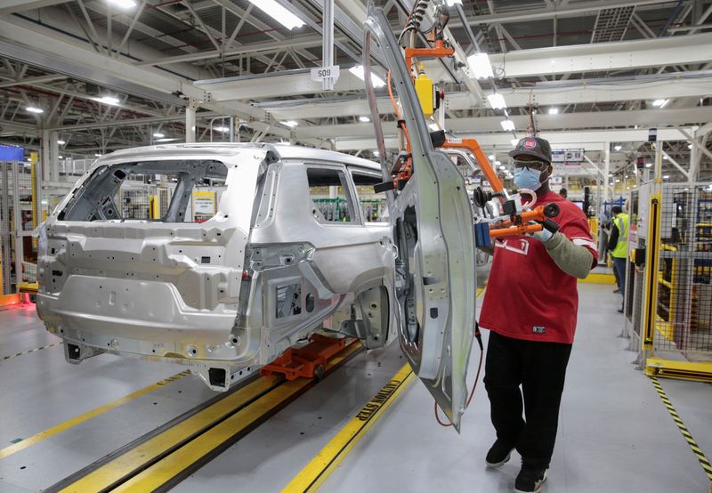 © Reuters. FILE PHOTO: A Stellantis assembly worker installs the door frame to a 2021 Jeep Grand Cherokee L on the assembly line at the Detroit Assembly Complex - Mack Plant in Detroit, Michigan, U.S., June 10, 2021. REUTERS/Rebecca Cook/File Photo