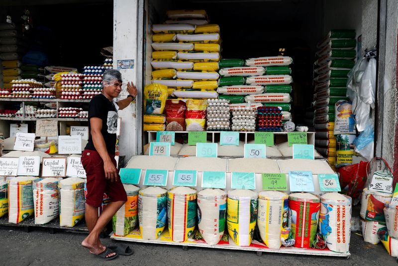 © Reuters. A vendor waits for customers at a rice and egg shop in Paranaque, Metro Manila, Philippines August 7, 2018. REUTERS/Erik De Castro/Files