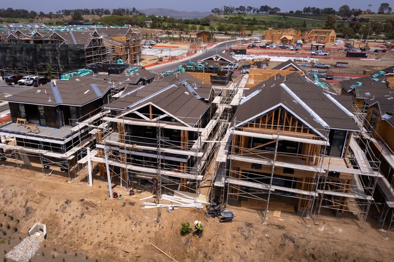 © Reuters. A drone view of new residential home construction at Fox Point Farms, a development by Shea Homes, is shown in Encinitas, California, U.S., June 18, 2024. REUTERS/Mike Blake/File Photo