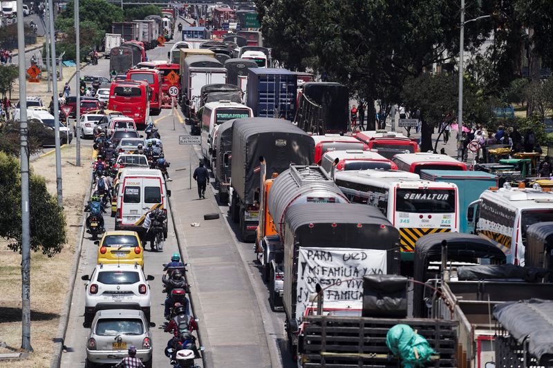 &copy; Reuters. Vehicles queued up in traffic during a protest by truckers who have cut off roads over an increase in diesel prices, in Bogota, Colombia September 4, 2024. REUTERS/Nathalia Angarita