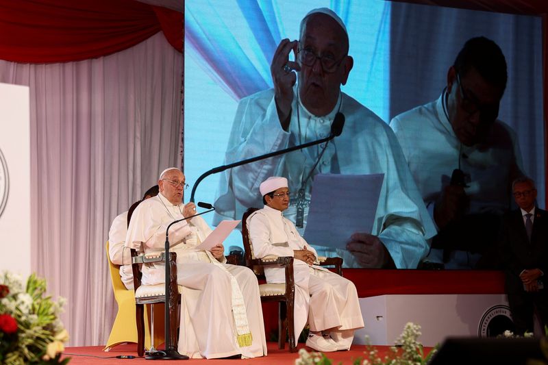 &copy; Reuters. Pope Francis attends an inter-religious meeting along with the Grand Imam of the Mosque Nasaruddin Umar, at the Istiqlal Mosque in Jakarta, Indonesia, September 5, 2024. REUTERS/Guglielmo Mangiapane