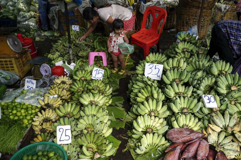 © Reuters. ẢNH TẬP TIN: Một người mẹ và con gái đang mua chuối tại một khu chợ ở Bangkok, Thái Lan, ngày 31 tháng 3 năm 2016. REUTERS/Athit Perawongmetha/Ảnh tập tin