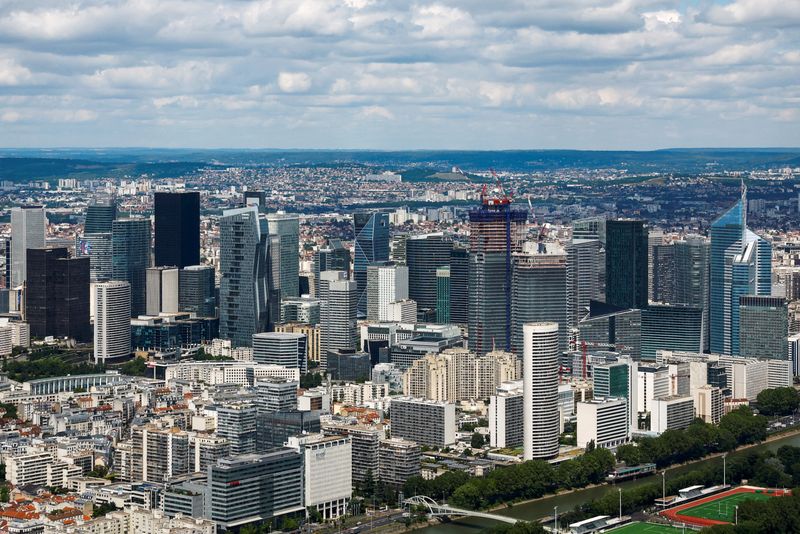 &copy; Reuters. FILE PHOTO: An aerial view shows the financial and business district of La Defense, near Paris, France, July 10, 2024. REUTERS/Gonzalo Fuentes/File Photo