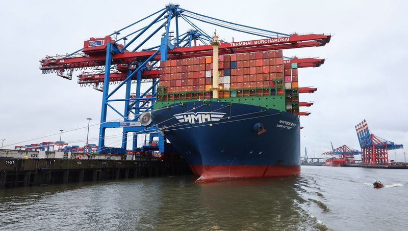 © Reuters. FILE PHOTO: A container ship is unloaded at the harbor of Hamburg, Germany, October 9, 2023. REUTERS/Wolfgang Rattay/File Photo