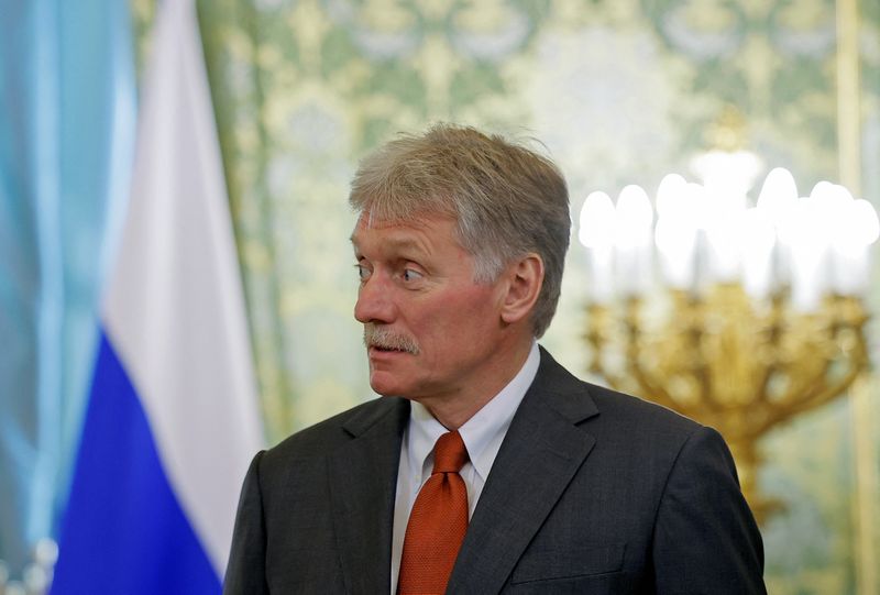 &copy; Reuters. Il portavoce del Cremlino Dmitry Peskov attende prima di un incontro tra il presidente russo Vladimir Putin e il presidente eletto dell'Indonesia Prabowo Subianto a Mosca, Russia, il 31 luglio 2024. REUTERS/Maxim Shemetov