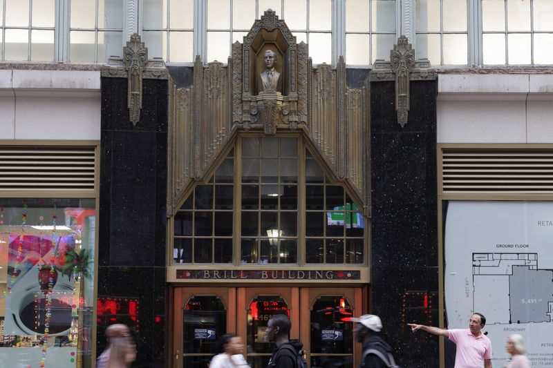 © Reuters. People walk in front of the Brill Building in New York City, U.S., August 30, 2024. REUTERS/Kent J Edwards