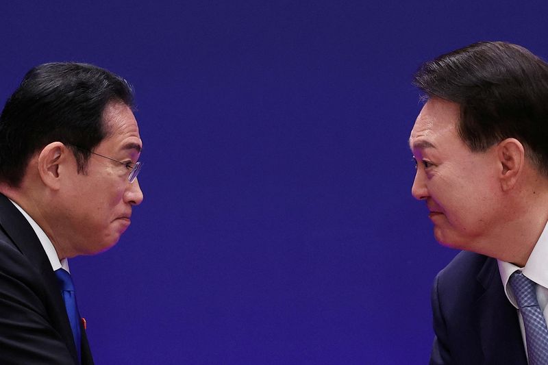 &copy; Reuters. FILE PHOTO: South Korean President Yoon Suk Yeol shakes hands with Japanese Prime Minister Fumio Kishida during a joint press conference in Seoul, South Korea, May 27, 2024. REUTERS/Kim Hong-Ji/Pool/File Photo