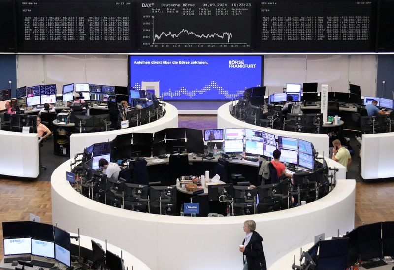 © Reuters. The German share price index DAX graph is pictured at the stock exchange in Frankfurt, Germany, September 4, 2024.     REUTERS/Staff