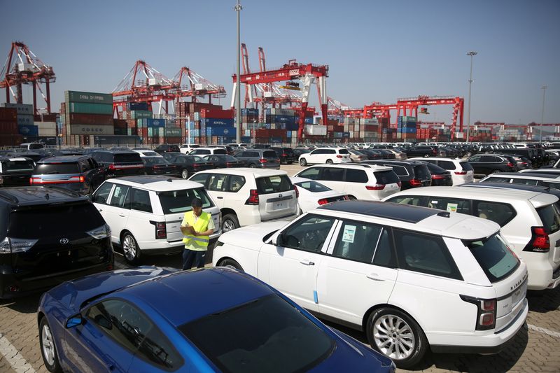 © Reuters. A worker inspects imported cars at a port in Qingdao, Shandong province, China, May 23, 2018. REUTERS/Stringer/File Photo