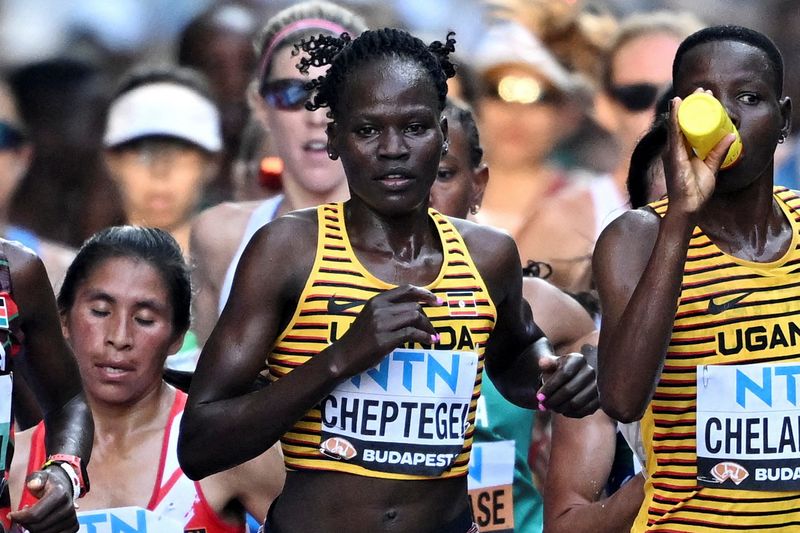 © Reuters. FILE PHOTO: Athletics - World Athletics Championship - Women's Marathon - National Athletics Centre, Budapest, Hungary - August 26, 2023 Uganda's Rebecca Cheptegei in action during the women's marathon final REUTERS/Dylan Martinez/File Photo