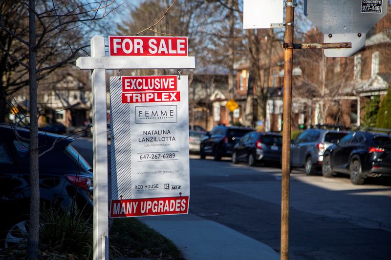 © Reuters. FILE PHOTO: A for sale sign is displayed outside a home in Toronto, Ontario in Toronto, Ontario, Canada December 13, 2021.  REUTERS/Carlos Osorio/File Photo