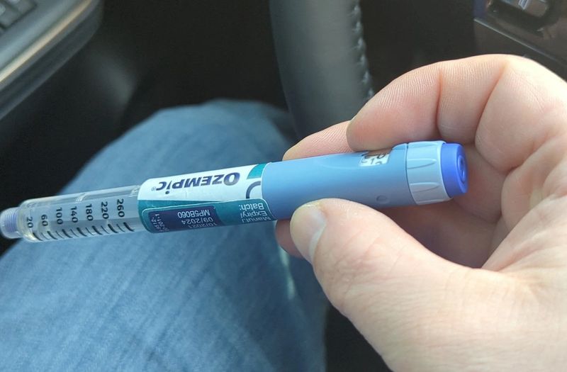 © Reuters. FILE PHOTO: A suspected fake Ozempic pen, featuring the batch number MP5B060 on its label above the branding, that was bought in Nuevo Progreso, Mexico, is seen at an unknown location in this handout photo obtained by Reuters on April 17, 2024. Handout via REUTERS/File Photo