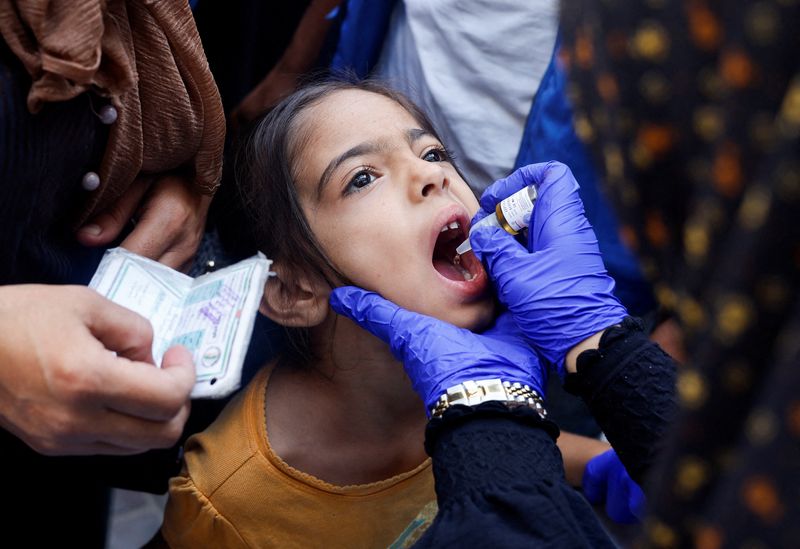 © Reuters. A Palestinian girl is vaccinated against polio, amid the Israel-Hamas conflict, in Khan Younis in the southern Gaza Strip, September 5, 2024. REUTERS/Mohammed Salem     