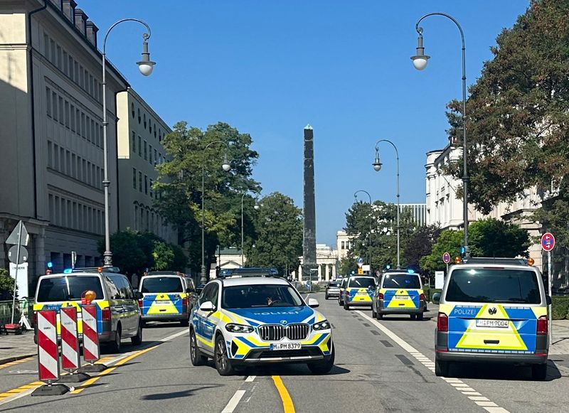 © Reuters. Police secures the area after German police opened fire on a suspect after seeing someone who appeared to be carrying a gun near the Israeli consulate and a Nazi history museum in central Munich, Germany, September 5, 2024.     REUTERS/Anja Guder