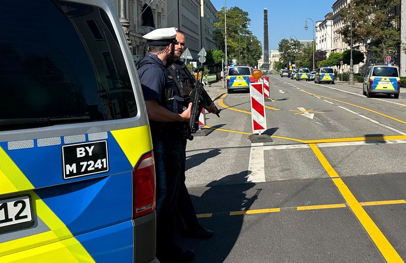 © Reuters. Police secures the area after German police opened fire on a suspect after seeing someone who appeared to be carrying a gun near the Israeli consulate and a Nazi history museum in central Munich, Germany, September 5, 2024.     REUTERS/Anja Guder