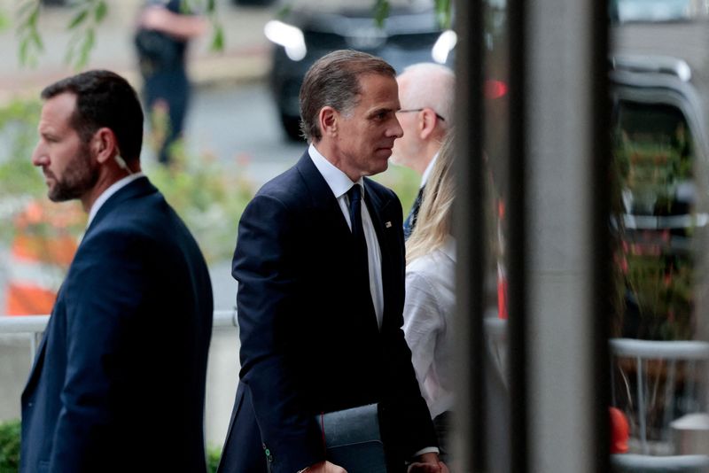 &copy; Reuters. FILE PHOTO: Hunter Biden, son of U.S. President Joe Biden, walks outside the federal court as his trial on criminal gun charges continues, in Wilmington, Delaware, U.S., June 11, 2024. REUTERS/Hannah Beier/File Photo