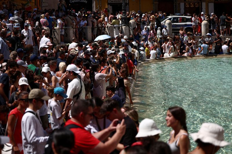 &copy; Reuters. FILE PHOTO: Crowds of tourists visit the Trevi Fountain in Rome, Italy, August 8, 2024. REUTERS/Guglielmo Mangiapane/File Photo