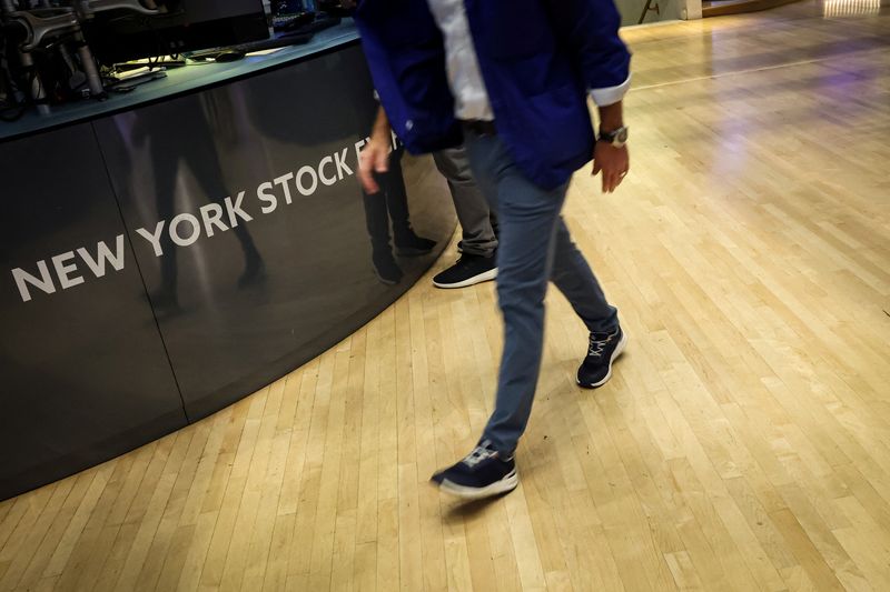 &copy; Reuters. FILE PHOTO: Traders work on the floor at the New York Stock Exchange (NYSE) in New York City, U.S., September 4, 2024.  REUTERS/Brendan McDermid/File Photo